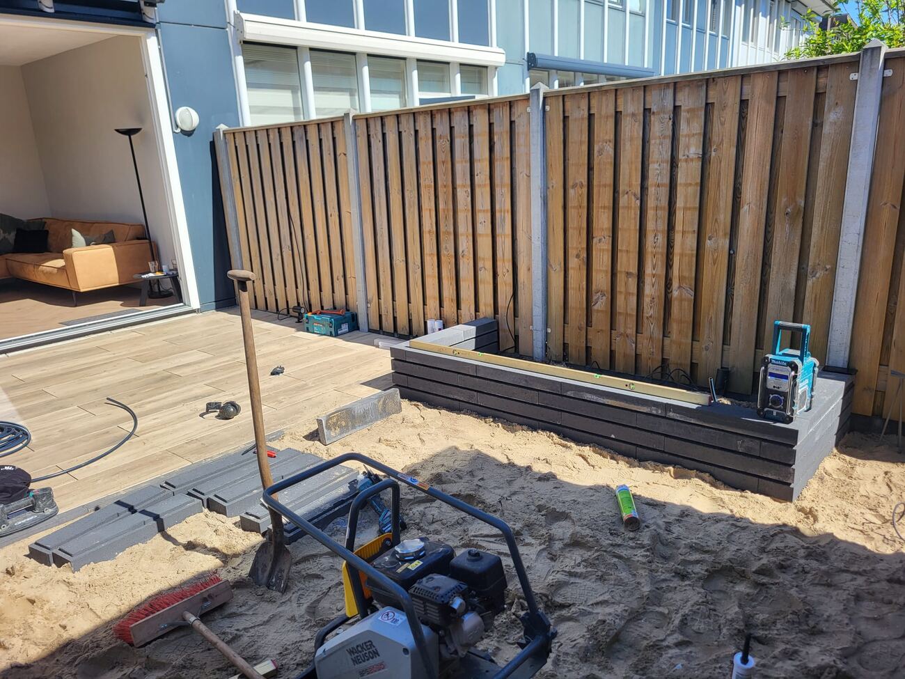 Achtertuin in aanleg: bestrating en border