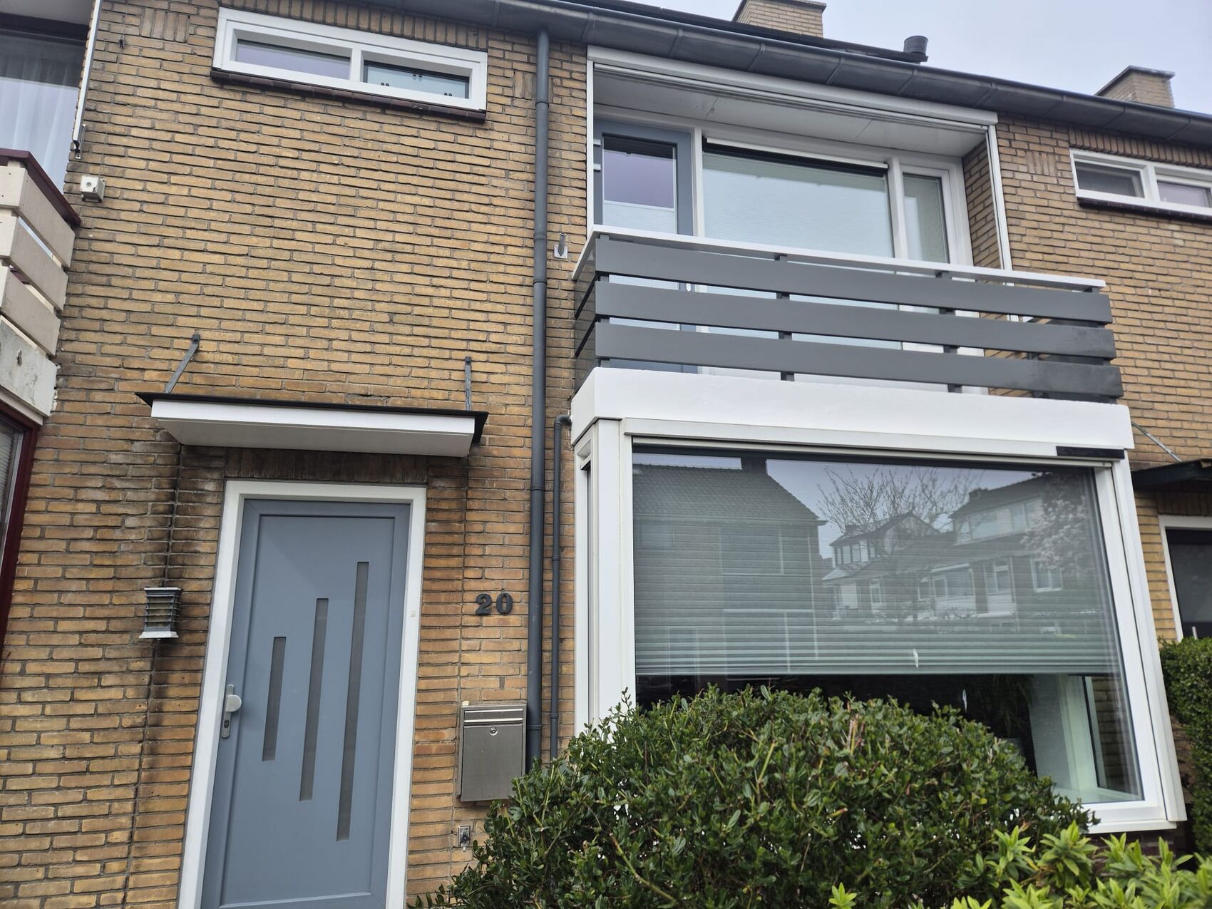 Balkon na herstel: opgeknapt en geschilderd