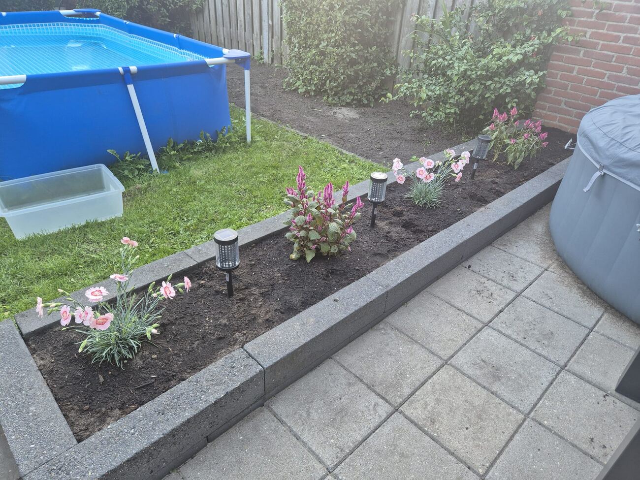 Border aangelegd met beplanting en solar-verlichting