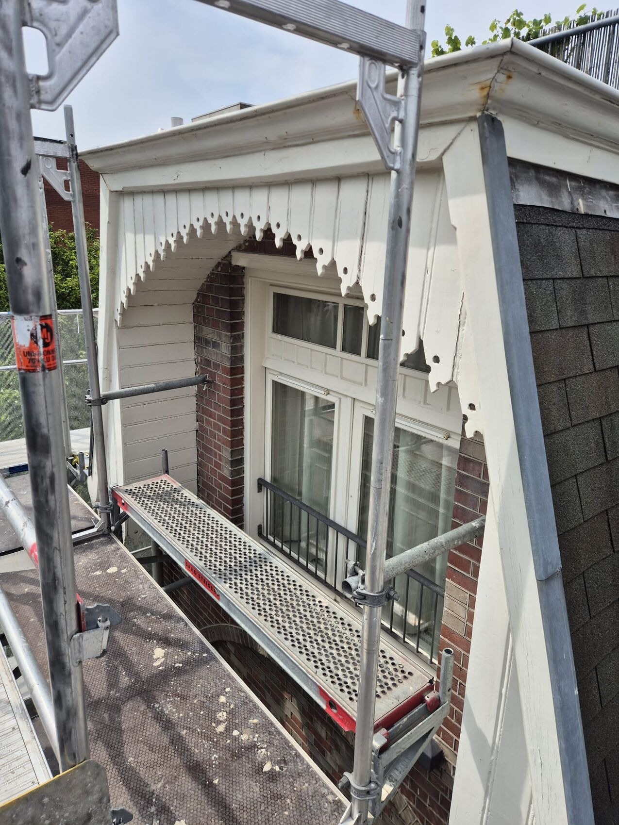 Dakkapel na buitenschilderwerk: fris wit geschilderd