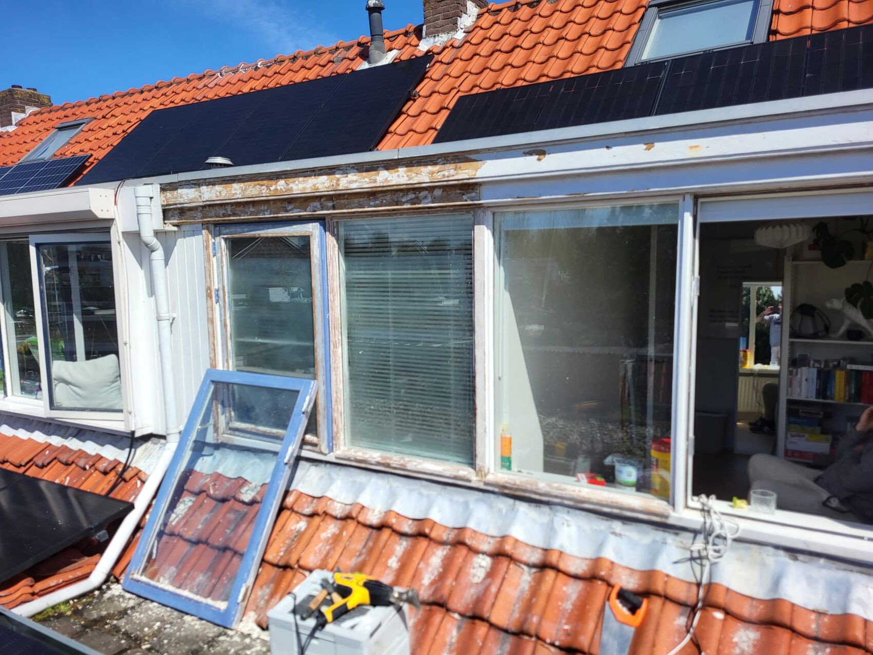 Kozijn voor renovatie: verweerd hout en losse ruit