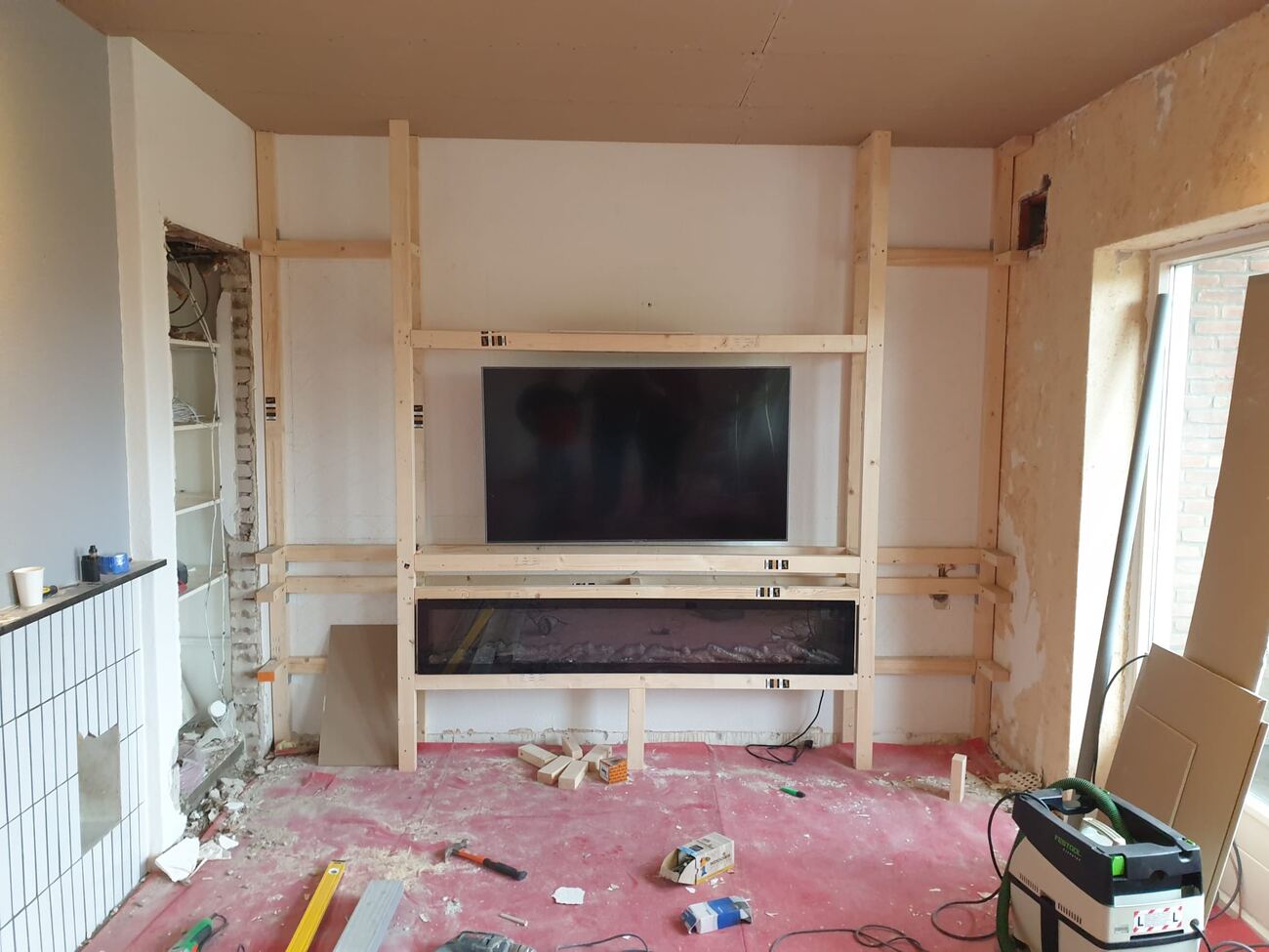 Klein timmerwerk: houten frame voor een tv-wand