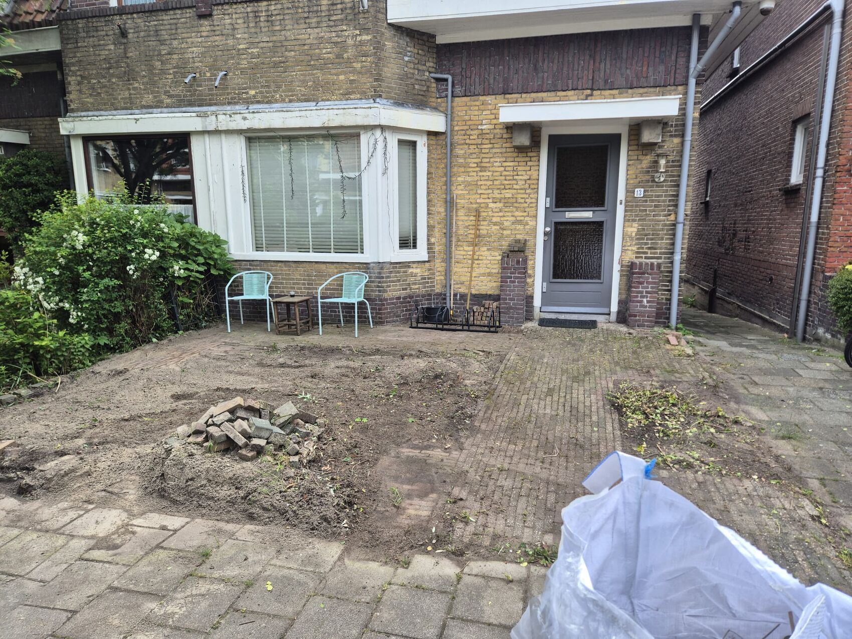 Voortuin voor aanleg: kale, opengebroken grond