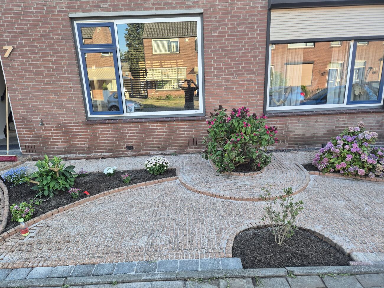 Bloeiende border in een opgeknapte voortuin