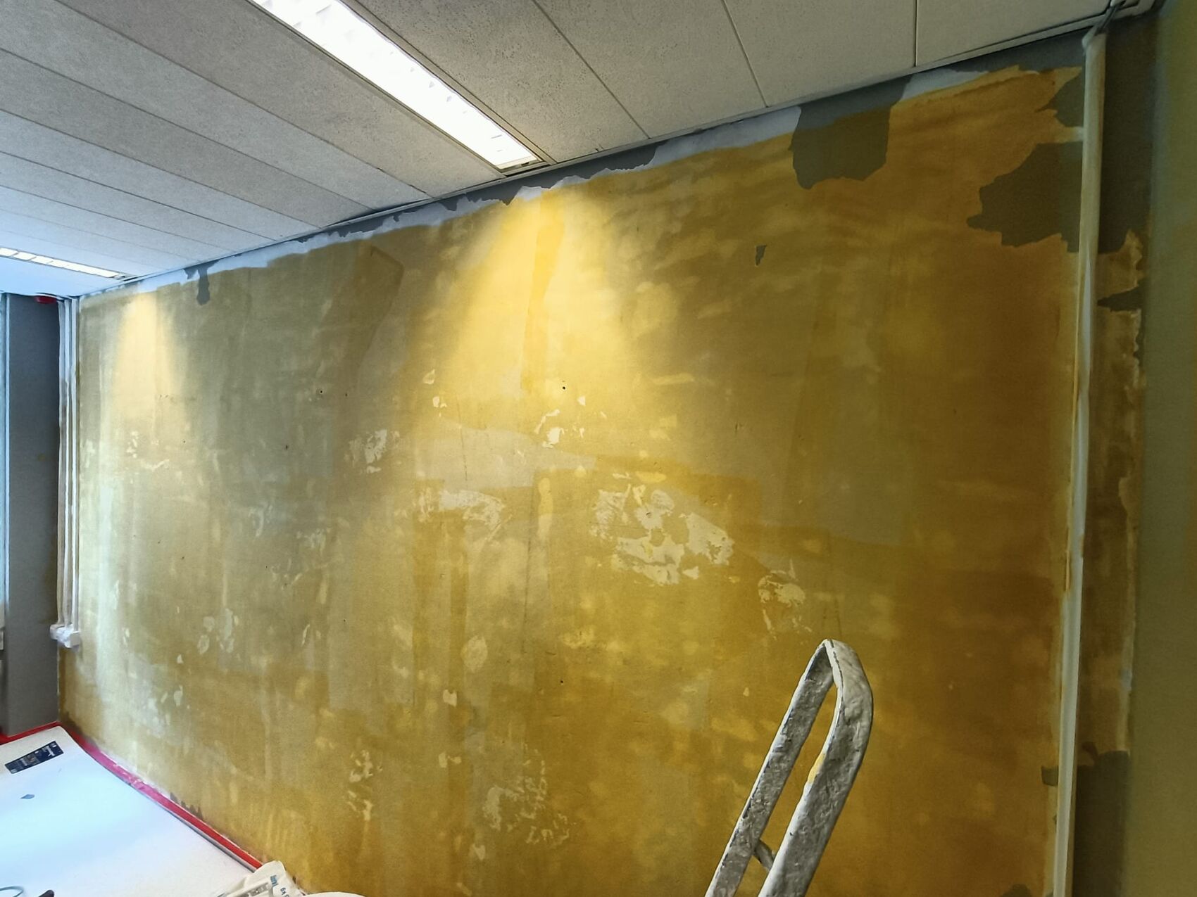 Wand voor stucwerk: oud behang en lijmresten